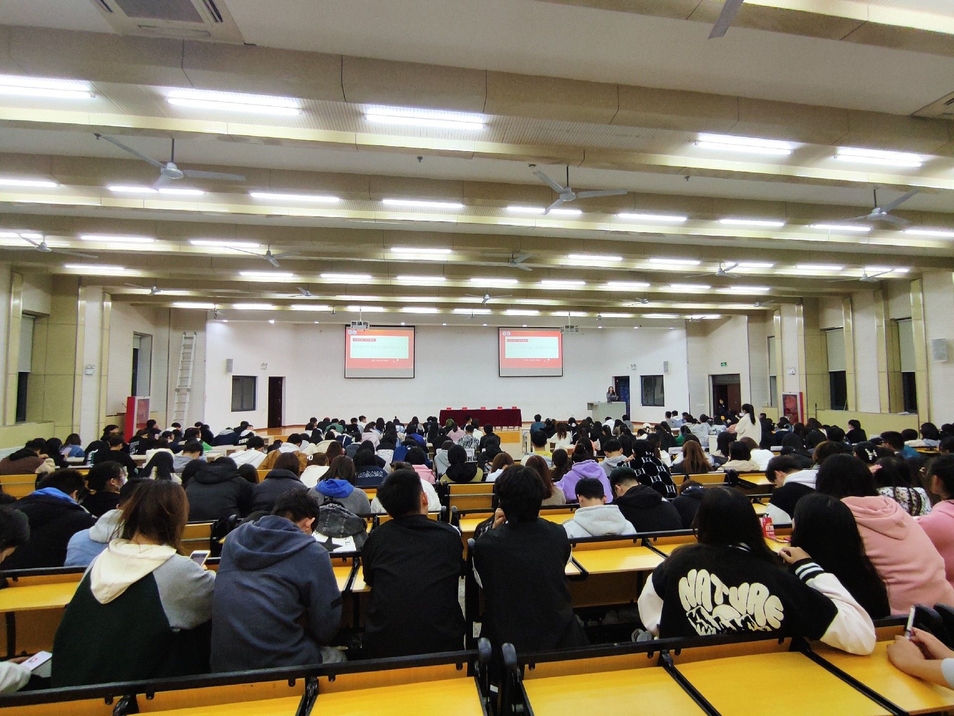 “学业生涯，科学规划”——工商管理学院举办学业生涯规划动员大会暨素养公开课