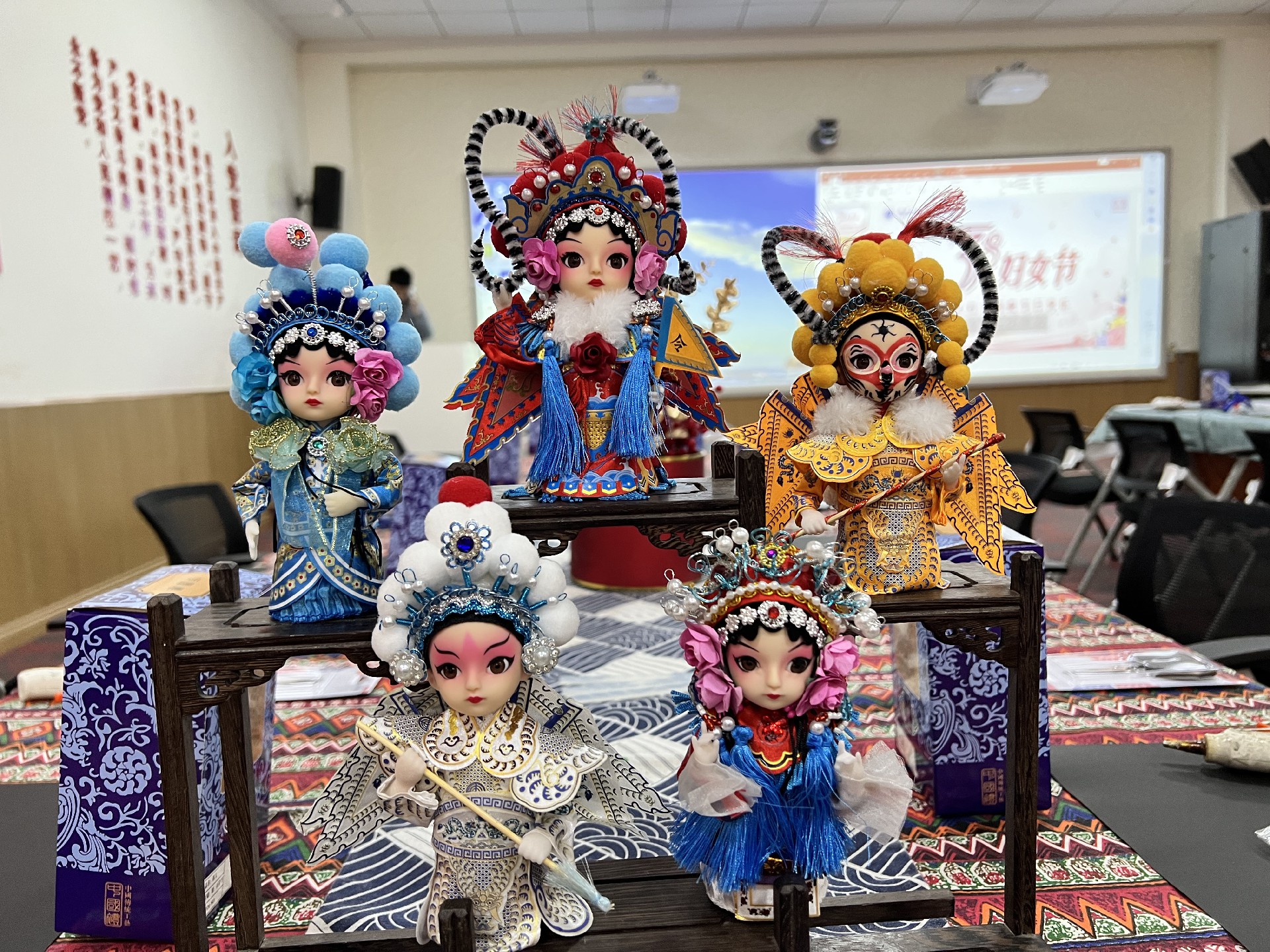 工商管理学院开展传承中华传统文化、中国手艺绢人 ——中式京剧绢人娃娃diy制作活动