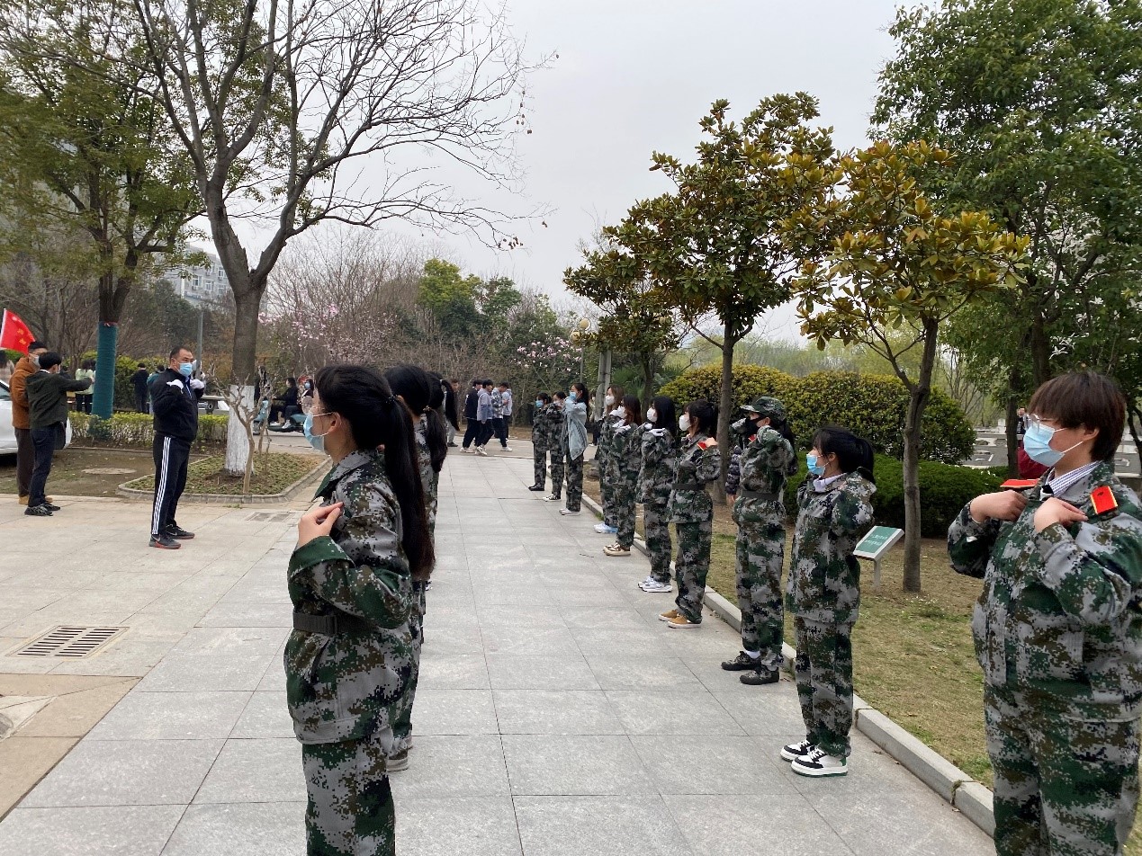 工商管理学院开展“绿色校园风，劳动我先行”主题活动