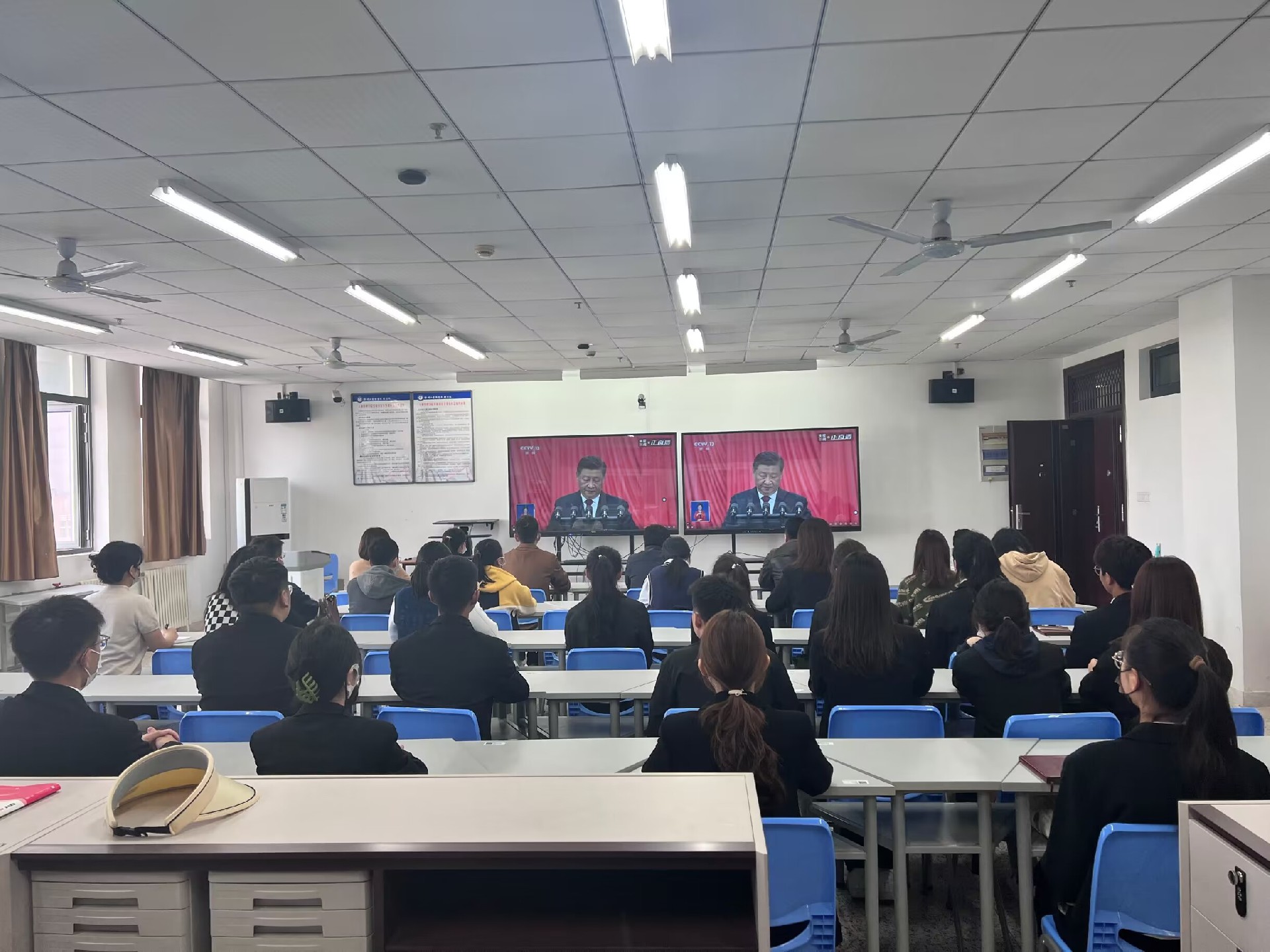 工商管理学院组织收看党的二十大开幕盛况