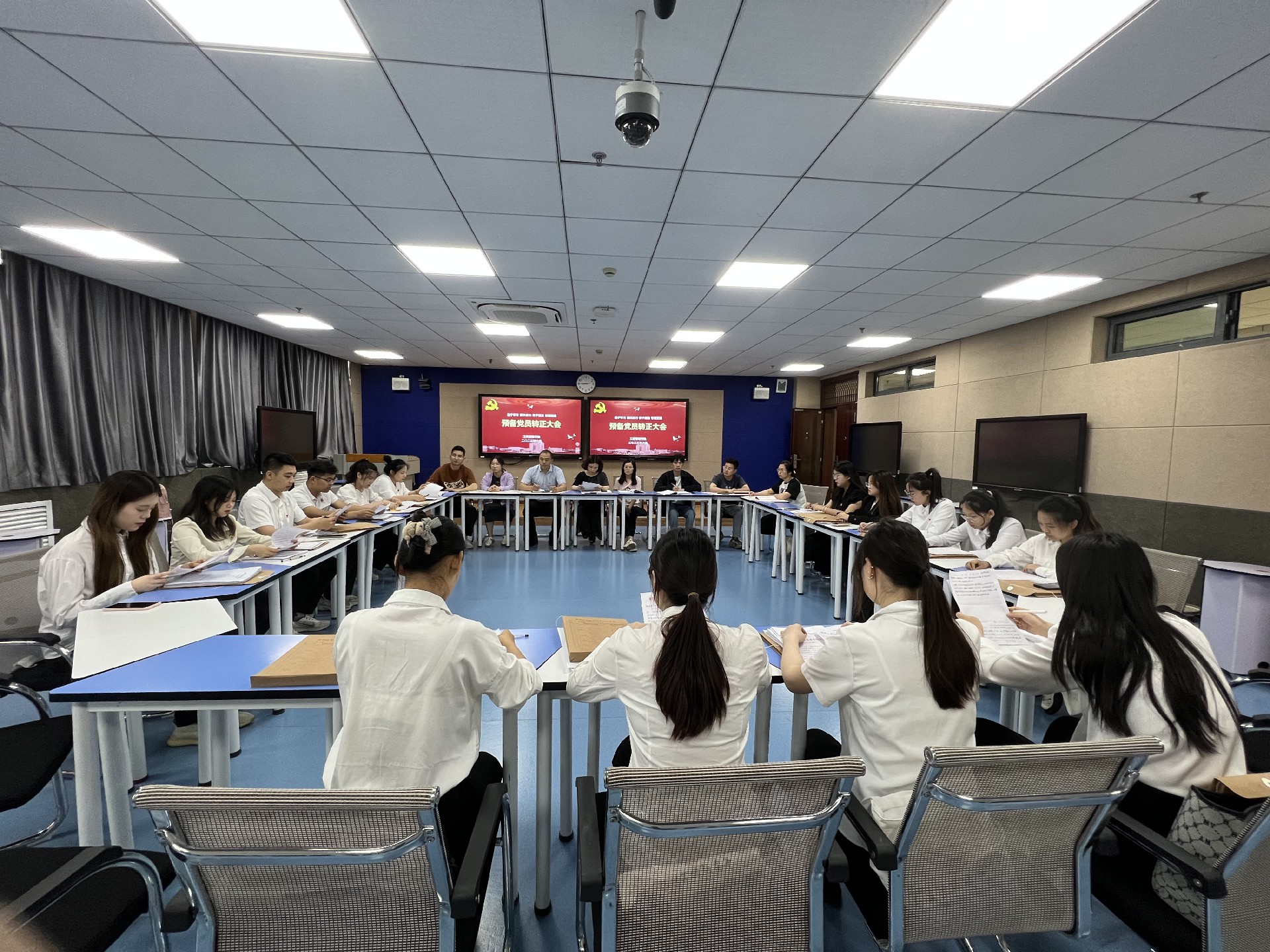 工商管理学院顺利召开学生支部转正大会