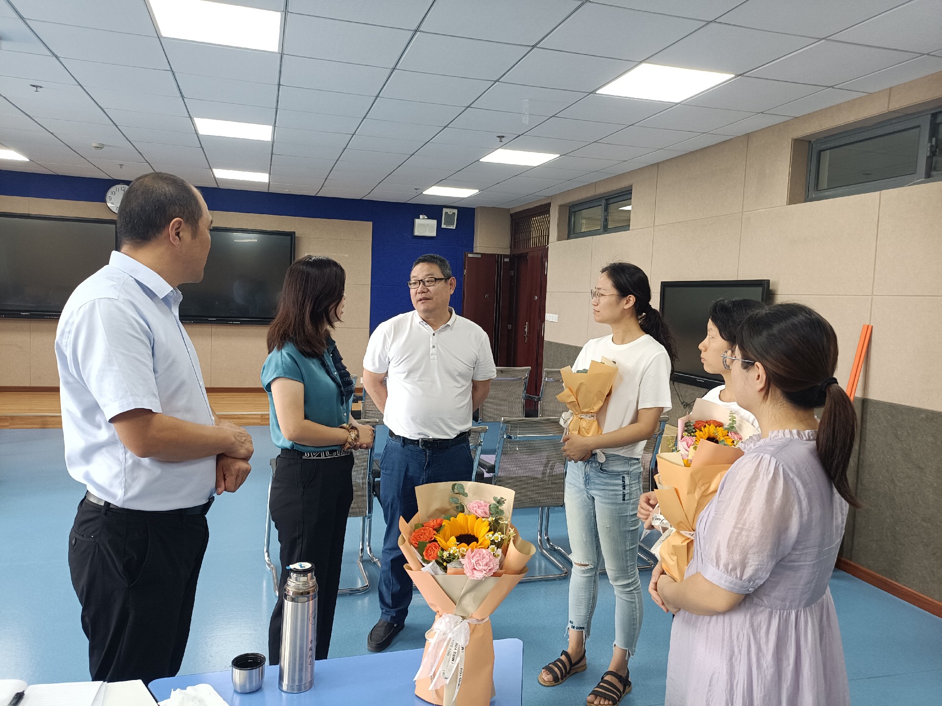 工商管理学院教师节慰问一线教师