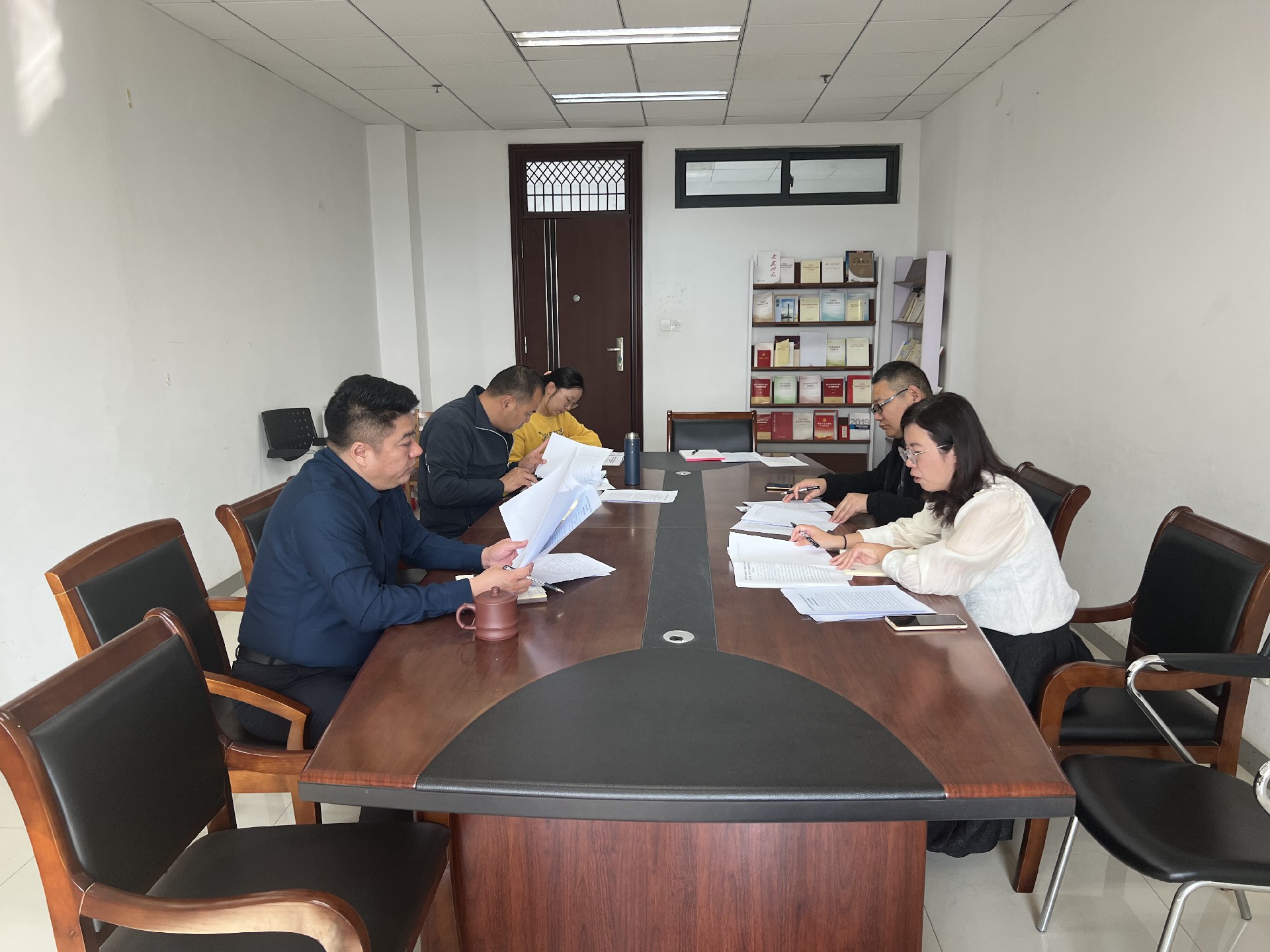 工商管理学院党总支召开十月份中心组专题学习会