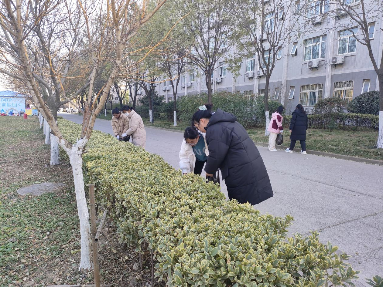 工商管理学院学子进行校园环境包干劳动实践
