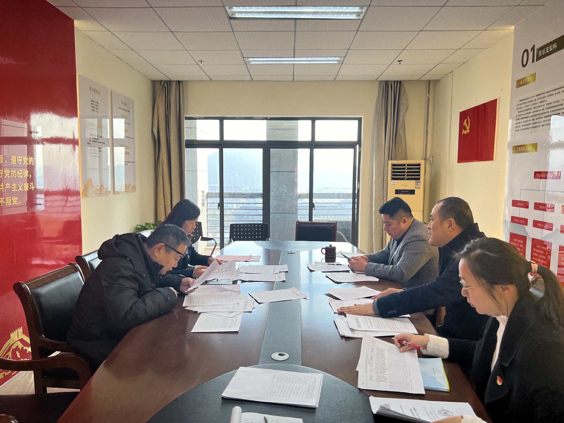 工商管理学院党总支召开中心组专题学习会