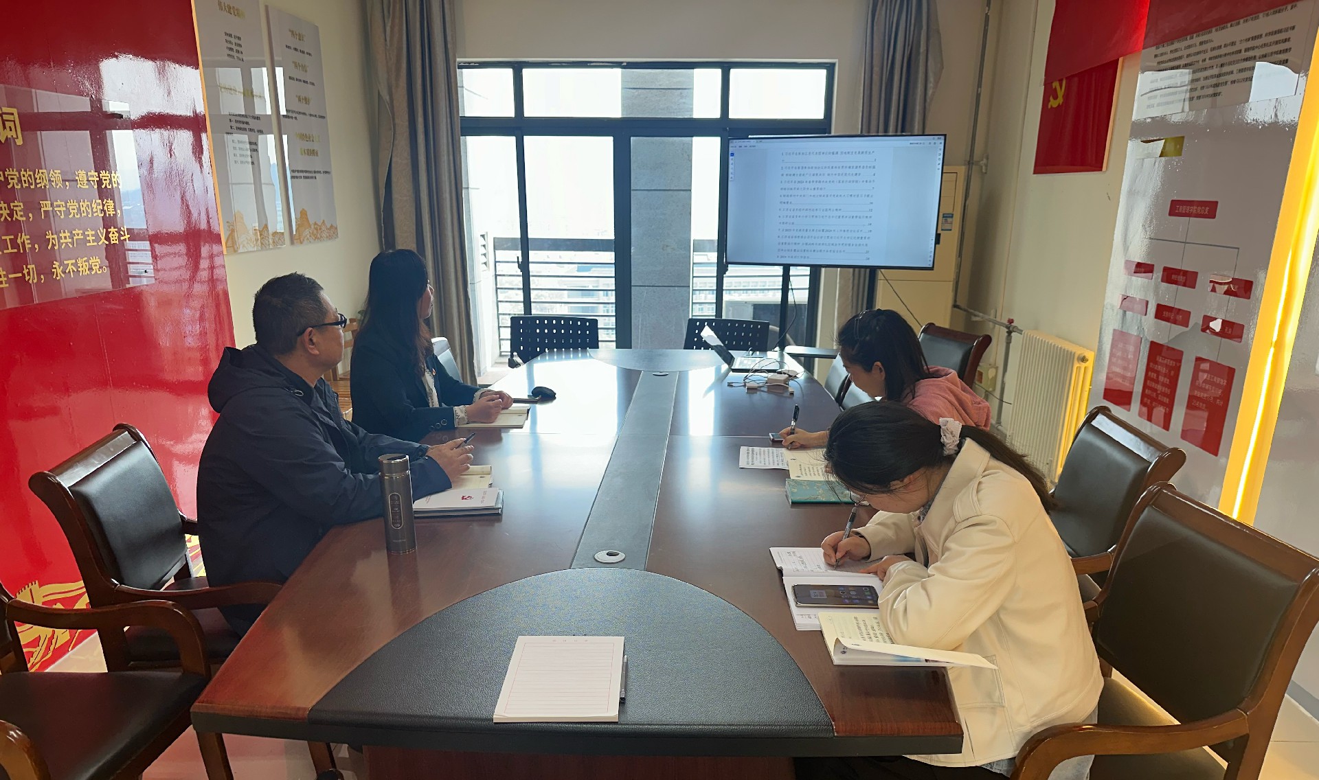 工商管理学院党总支召开中心组专题学习会