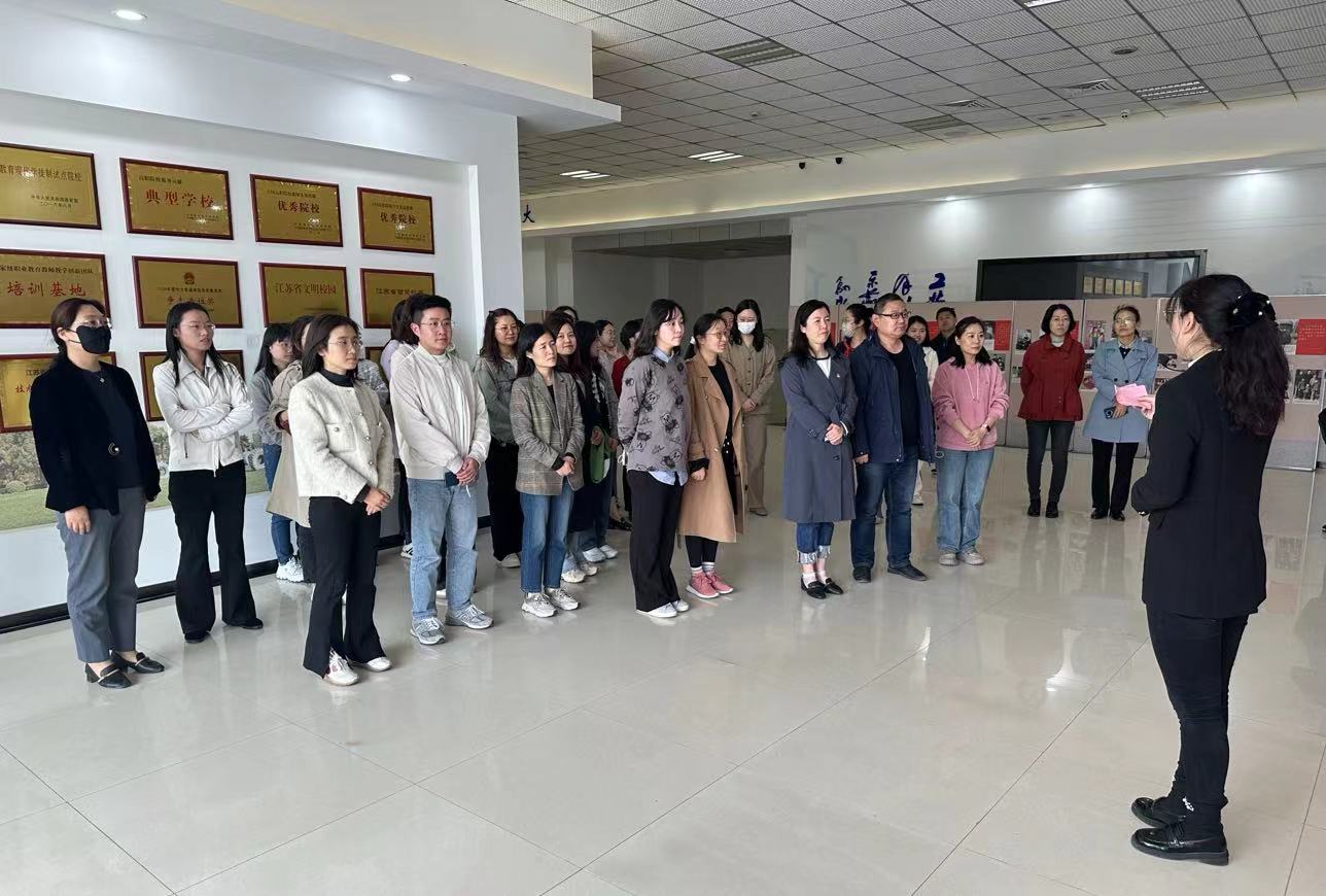 工商管理学院党总支参观“中国共产党人的家风”档案展