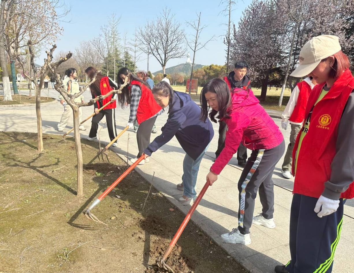 工商管理学院开展“播种绿色、洁净校园”主题劳动教育活动