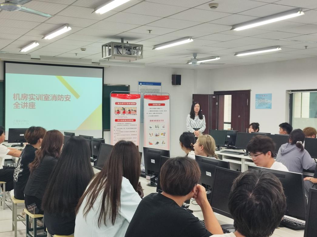 工商管理学院实训中心举办消防演练活动