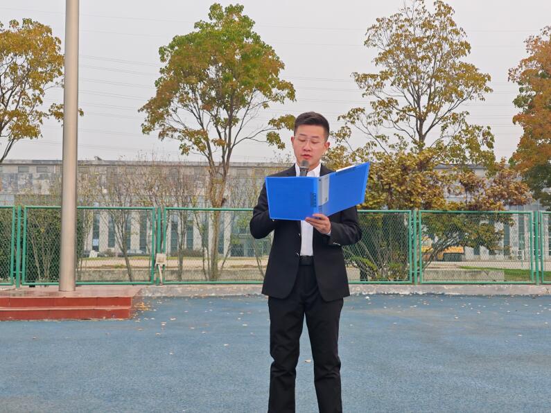 工商管理学院师生举行升国旗仪式