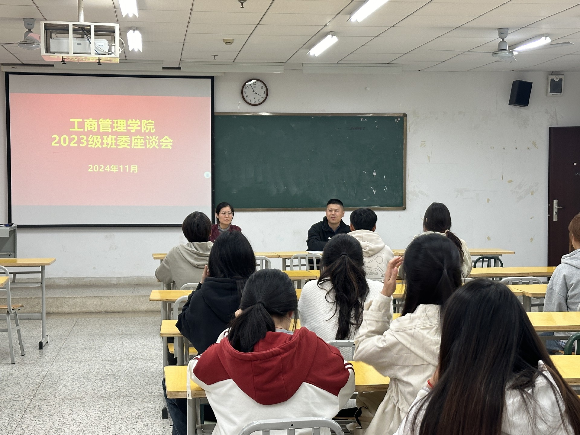 师生座谈诉心声，共谋发展促成长:学院召开期中系列座谈会