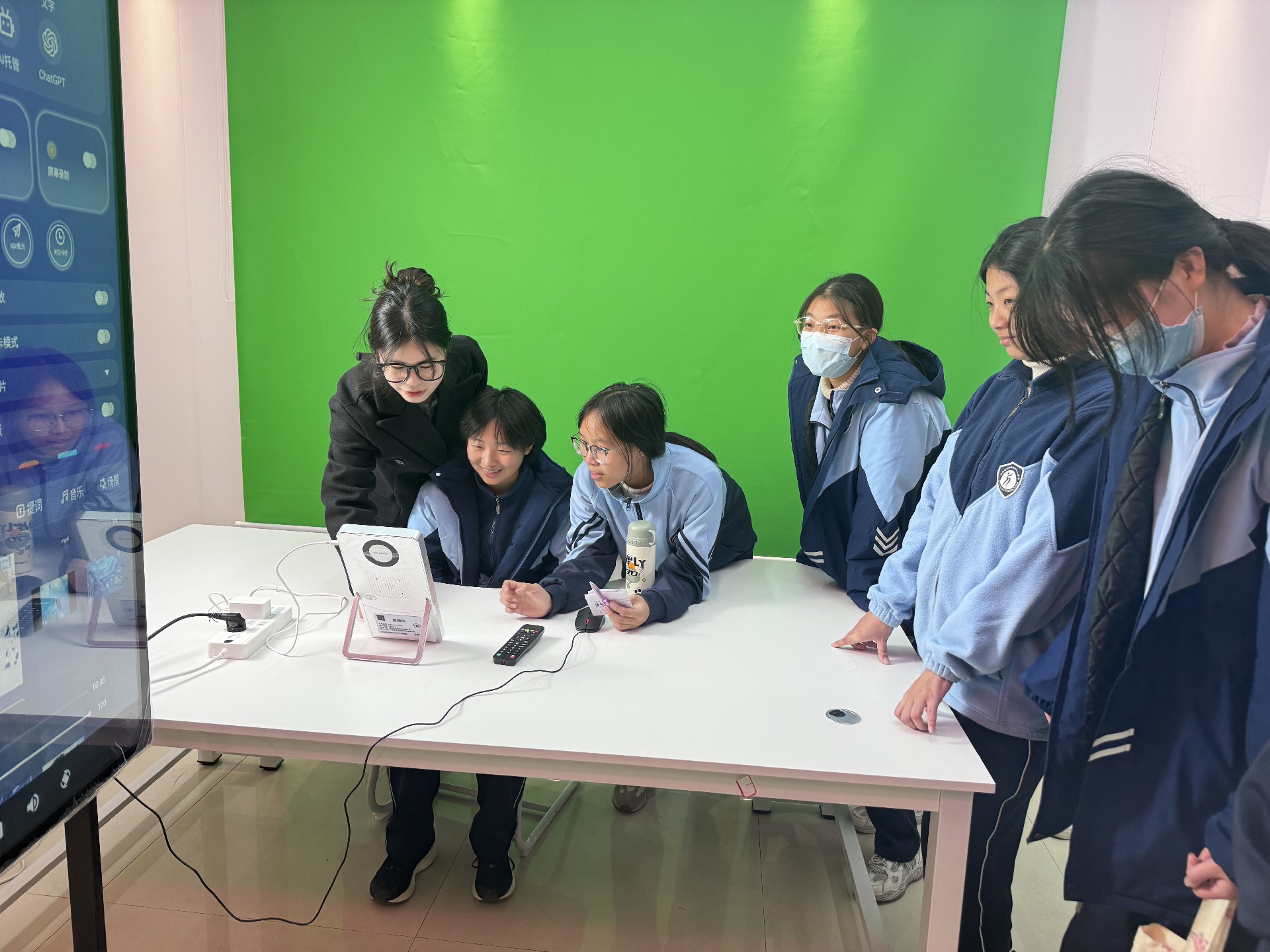 探索智慧物流奥秘，绘制职业梦想蓝图 ——工商管理学院开展中学生职业体验活动