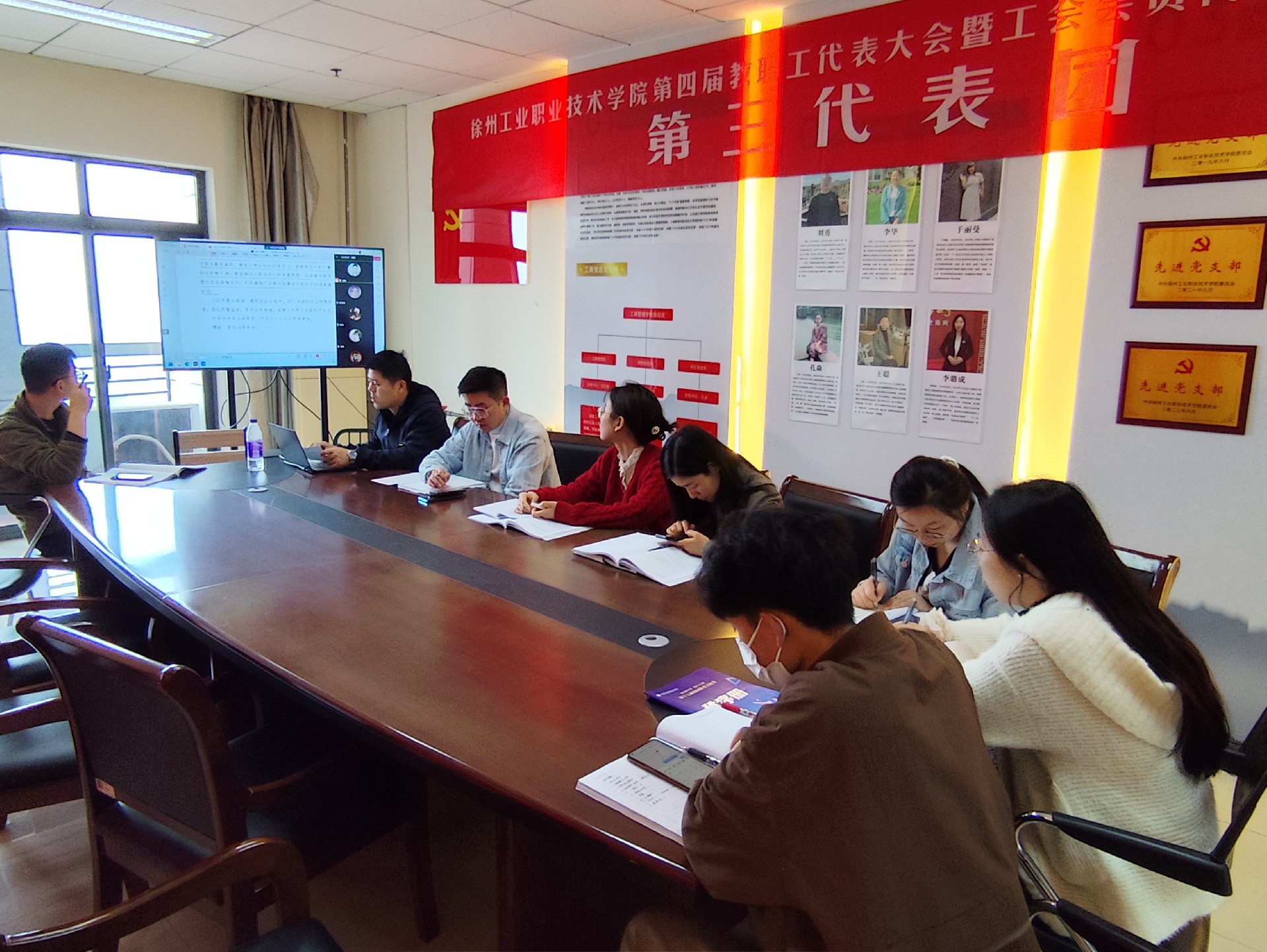 工商管理学院学生党支部召开习近平总书记重要讲话、重要指示精神和两会精神研讨会