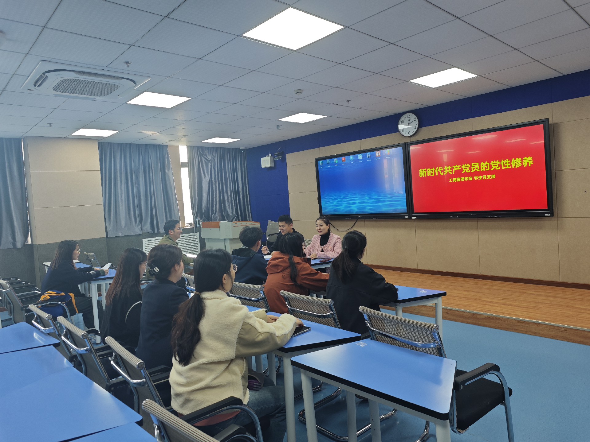 工商管理学院学生党支部召开新时代共产党员的党性修养研讨会