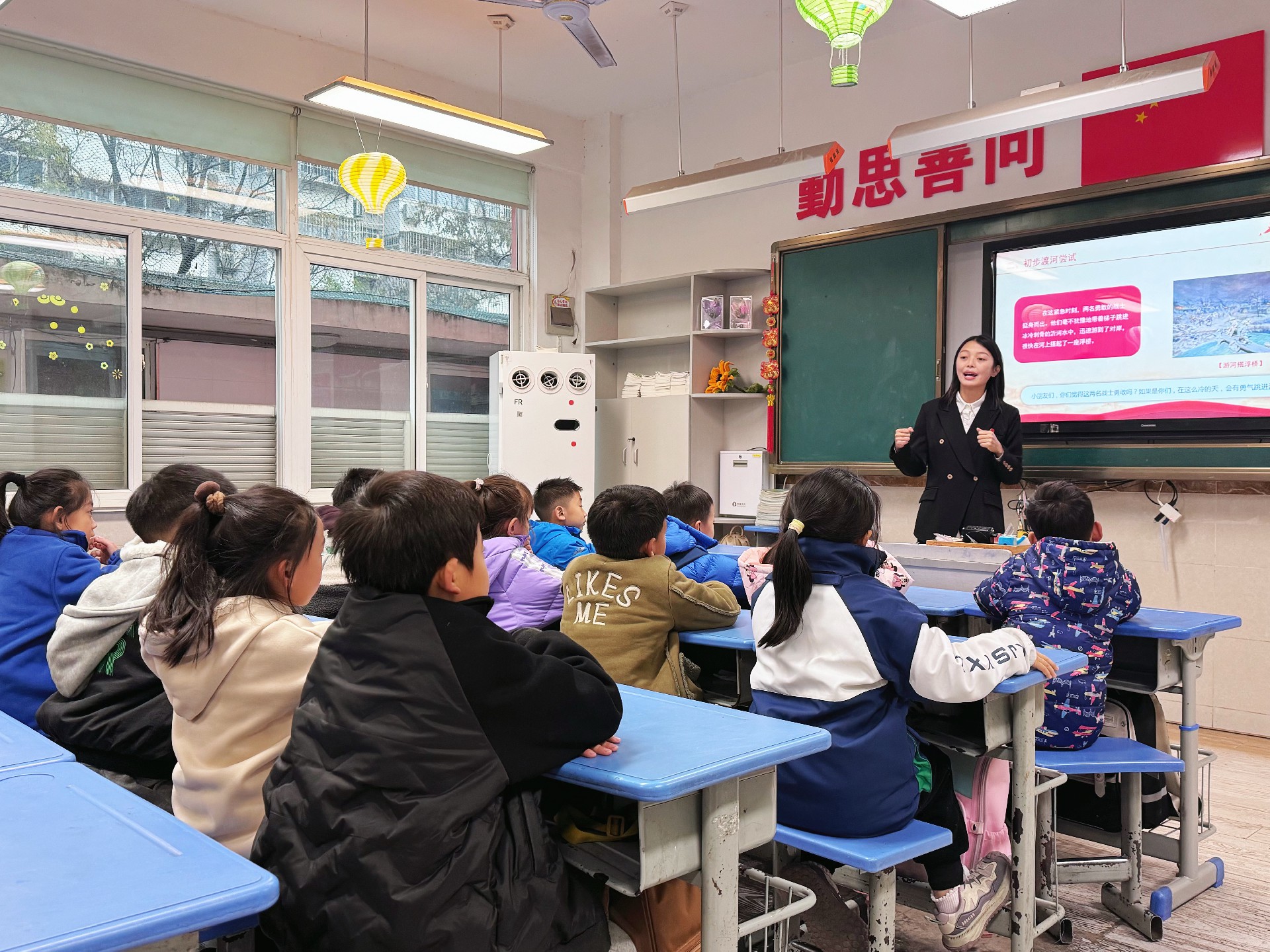 工商管理学院开展信仰公开课暨师生走进科技实验小学，传承淮海战役红色精神