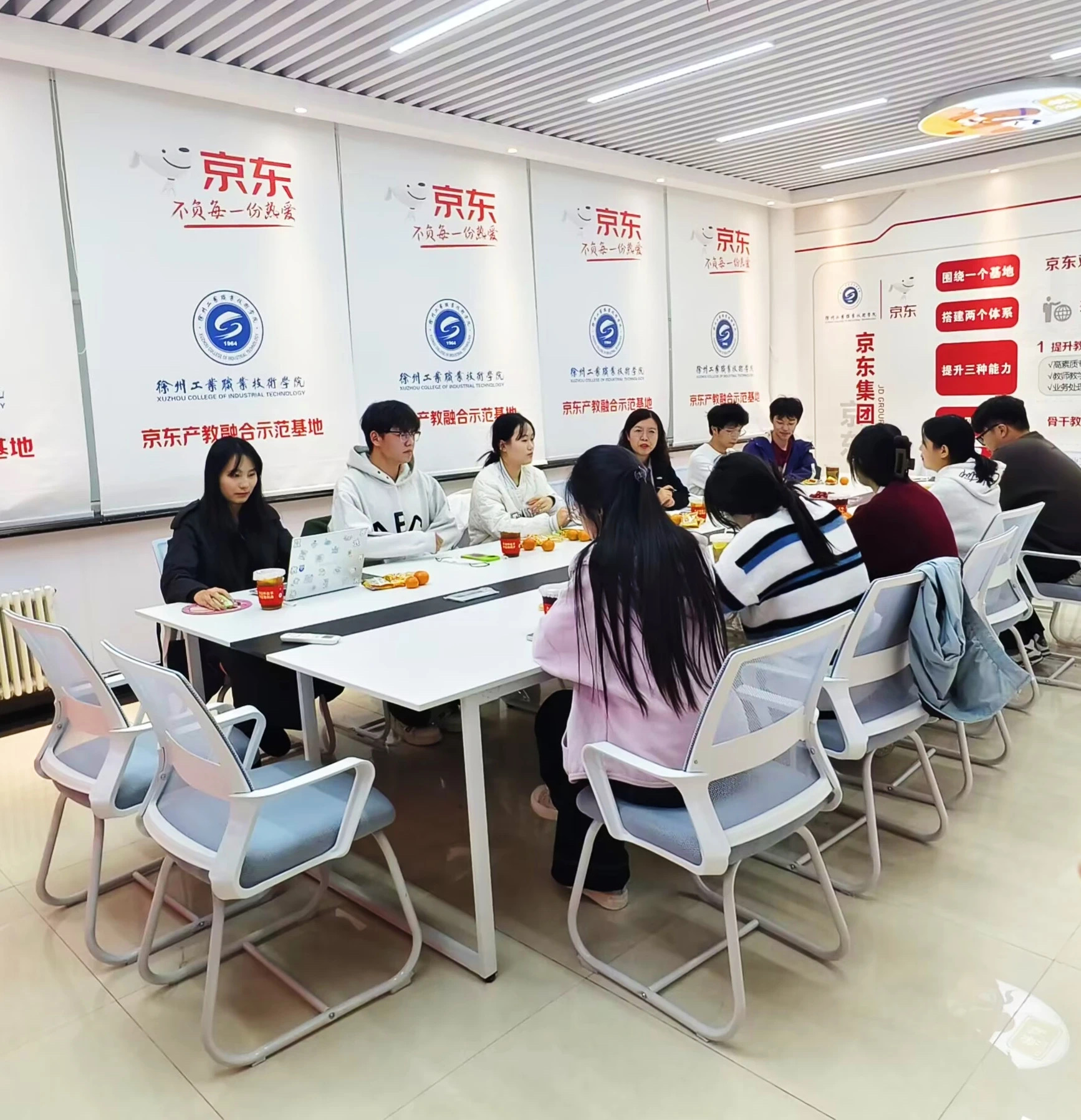 工商管理学院“师情话意·下午茶”活动圆满落幕，师生共话收获满满