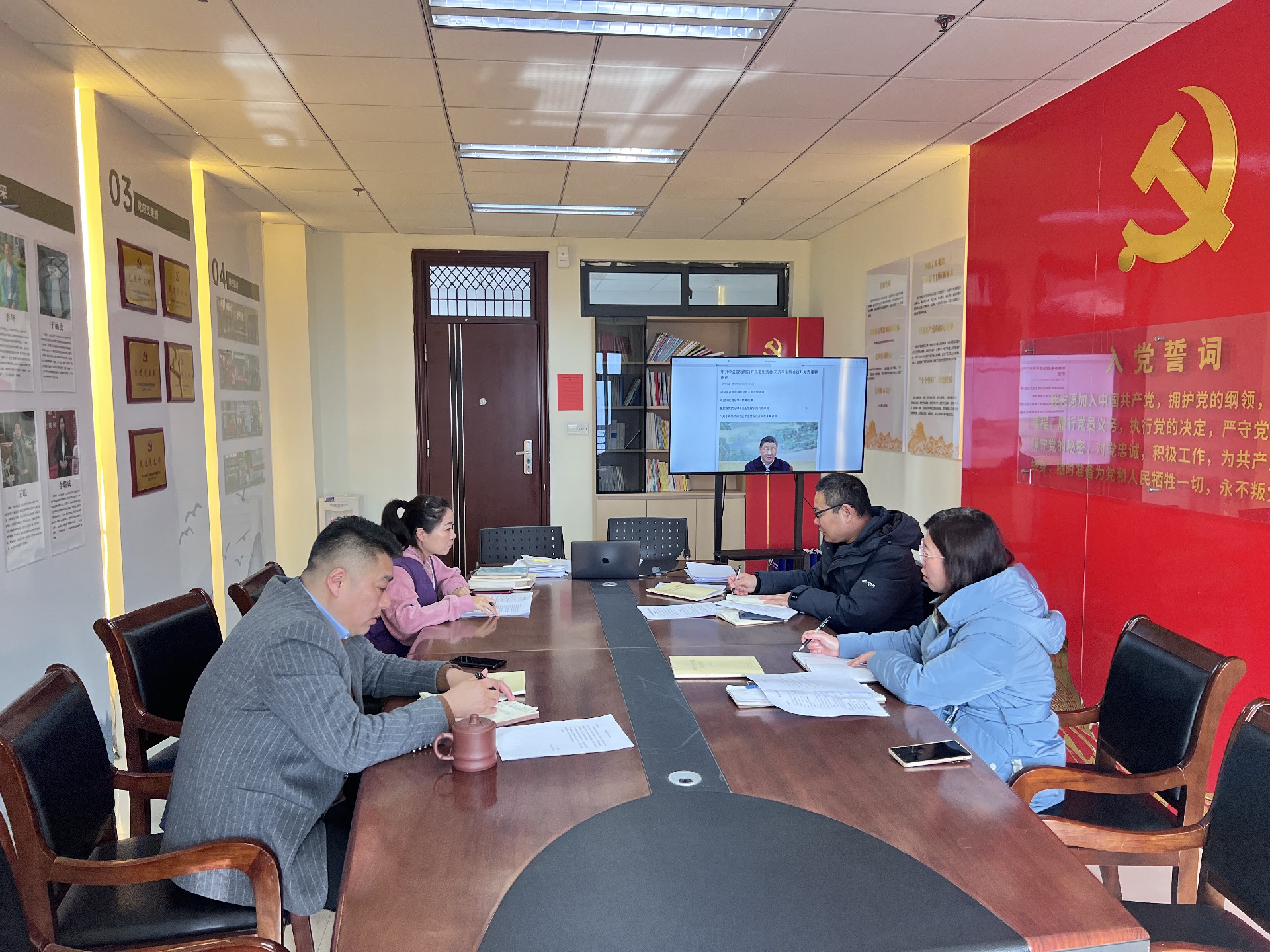 工商管理学院党总支召开十二月份中心组学习集中研讨会