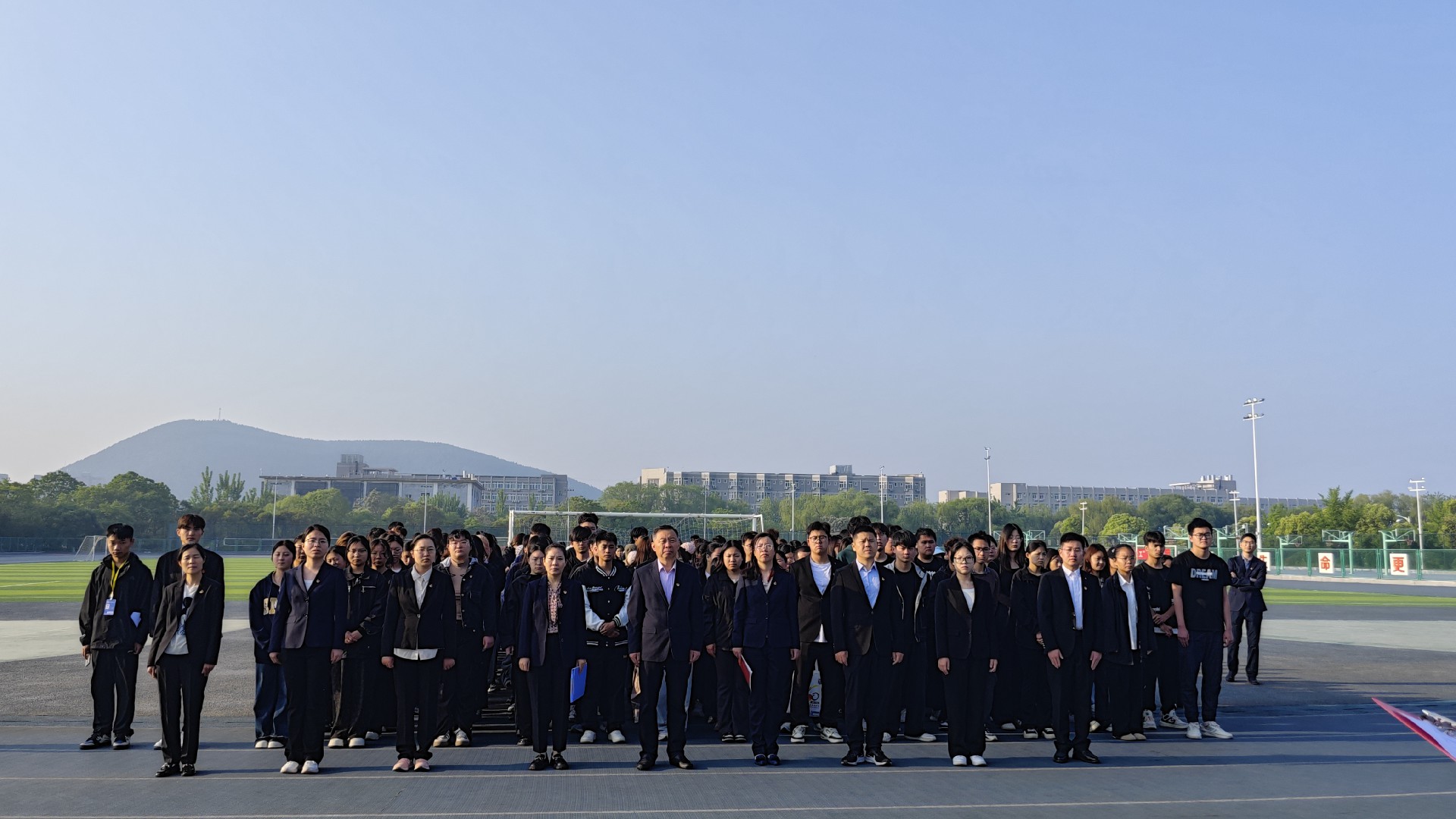 工商管理学院举行升国旗仪式，共绘“技能报国”新图景