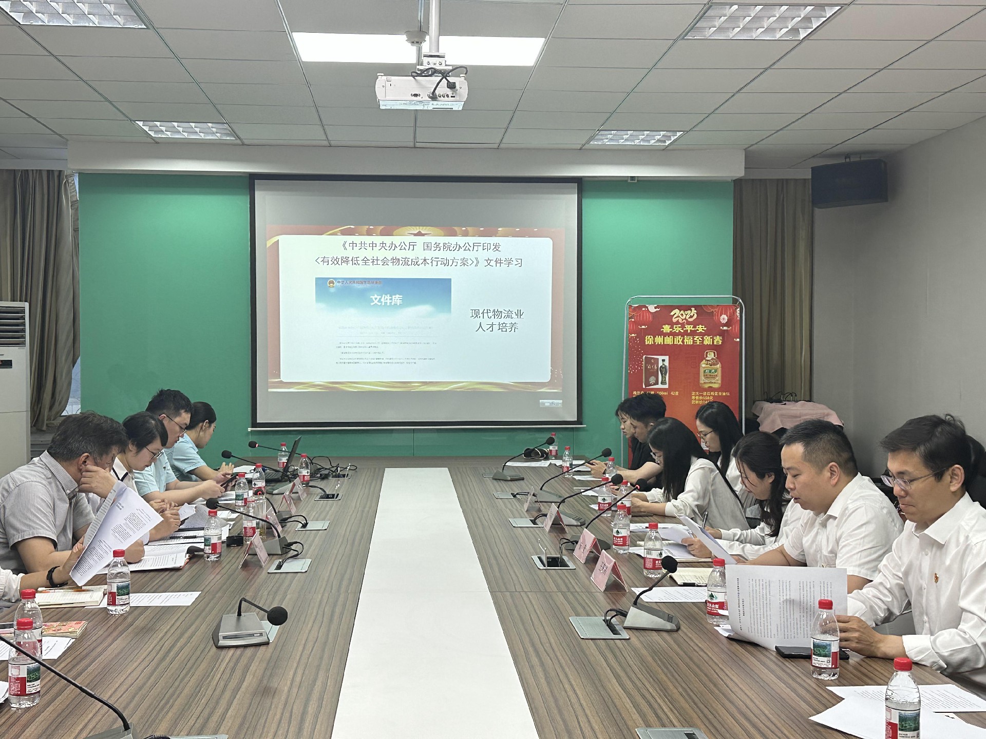 共创人才培养新生态，赋能区域经济快发展 -徐州工业职业技术学院工商管理学院工商党支部与中国邮政 徐州分公司寄递事业部快递包裹部党支部开展党建共建党日活动