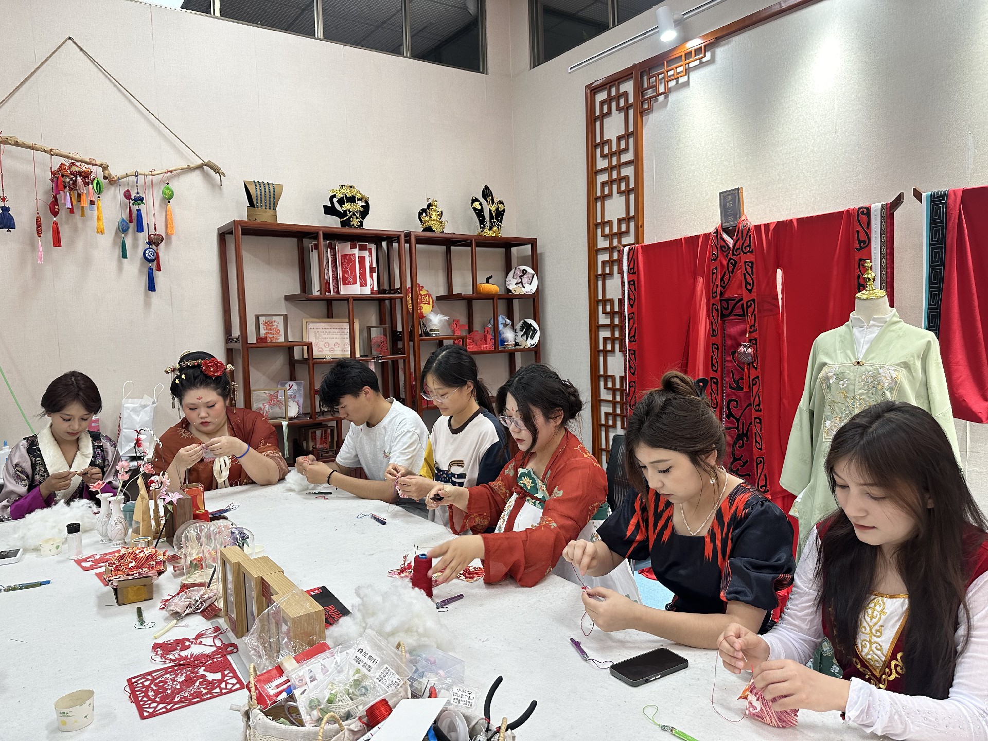 【石榴花开】红石榴青年驿站开展“非遗粽香飘校园 石榴花开映团结”端午节活动