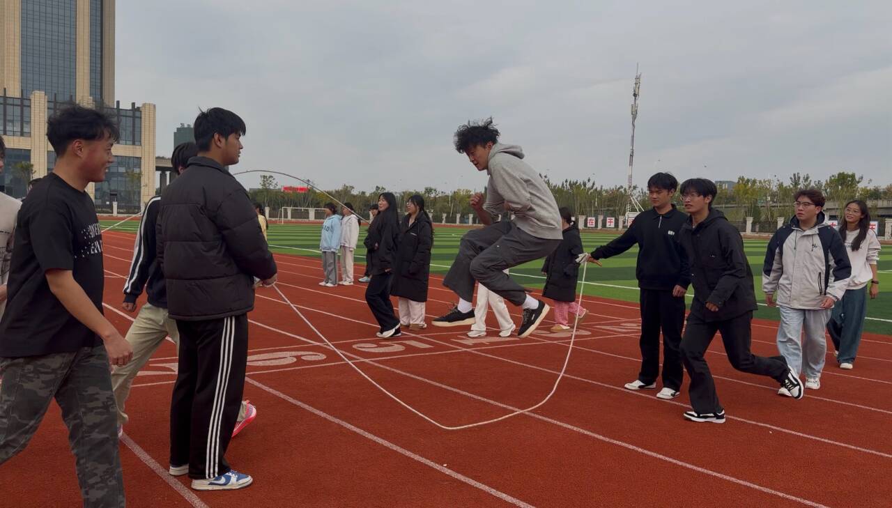 舞动青春，“绳”采飞扬——工商管理学院跳大绳比赛燃动新沂校园