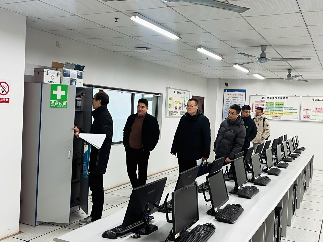 细查严管守底线 工商学院实训室寒假安全与 5S 管理双落实