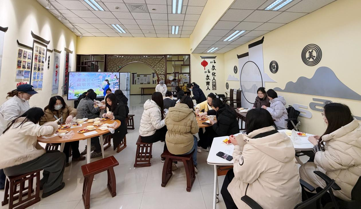 甜蜜匠心·致敬芳华｜我院举办“三八”国际妇女节蛋糕DIY活动