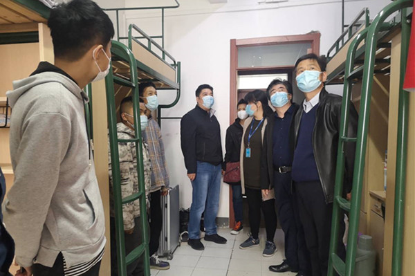 工商管理学院领导深入走访学生宿舍